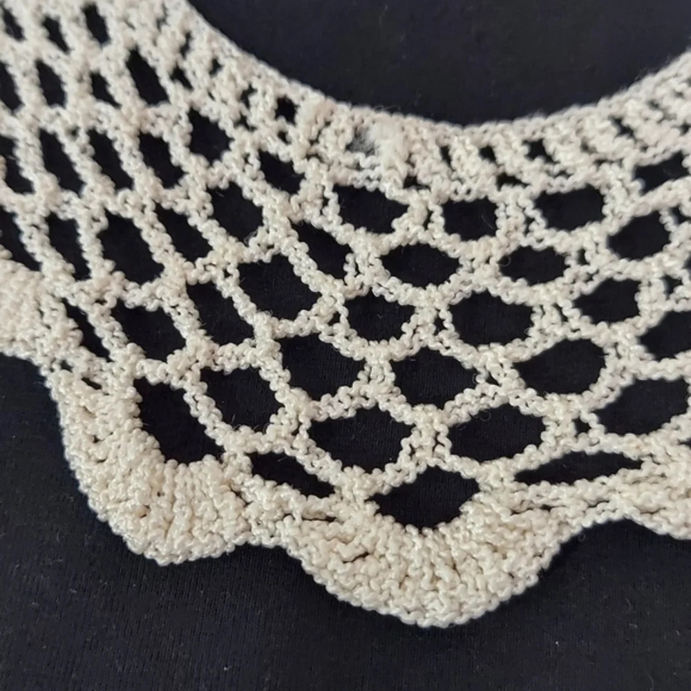 Vintage White Crocheted Collar Buttons in the back - Picture 2 of 10